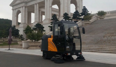 C185駕駛式掃地車(chē)服務(wù)于景區(qū)